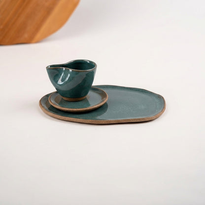 Xícara Andorinha com bandeja orgânica em cerâmica artesanal — argila Cappuccino, esmalte Verde Exército