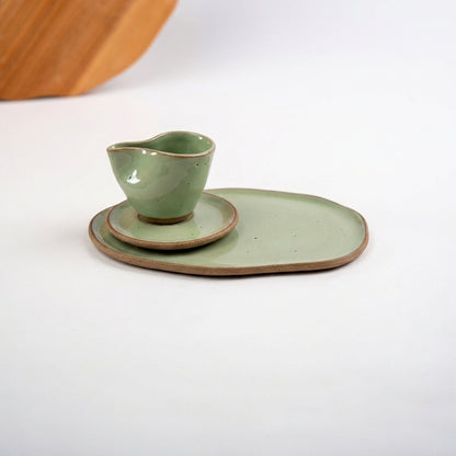 Xícara Andorinha com bandeja orgânica em cerâmica artesanal — argila Cappuccino, esmalte Verde Menta