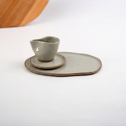 Xícara Andorinha com bandeja orgânica em cerâmica artesanal — argila Cappuccino, esmalte Verde Pompeia