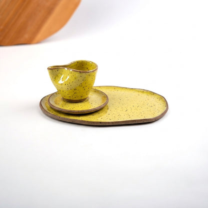 Xícara Andorinha com bandeja orgânica em cerâmica artesanal — argila Flocos, esmalte Amarelo Intenso