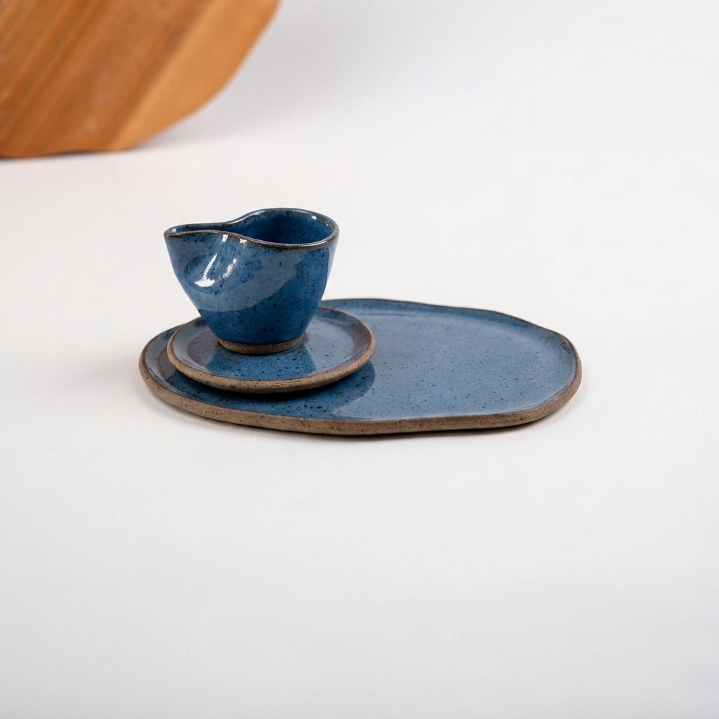 Xícara Andorinha com bandeja orgânica em cerâmica artesanal — argila Flocos, esmalte Azul Safira