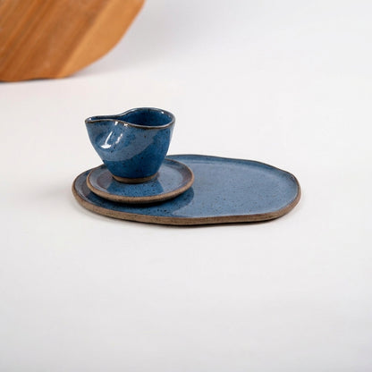 Xícara Andorinha com bandeja orgânica em cerâmica artesanal — argila Flocos, esmalte Azul Safira