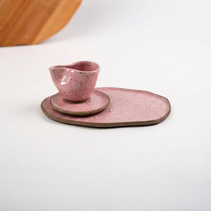 Xícara Andorinha com bandeja orgânica em cerâmica artesanal — argila Flocos, esmalte Rosa Barbie