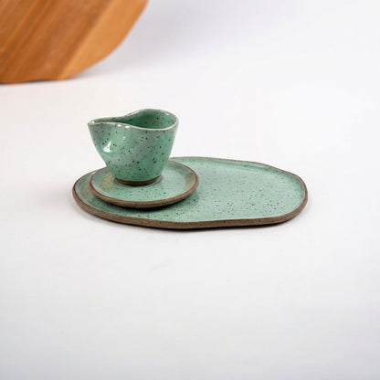 Xícara Andorinha com bandeja orgânica em cerâmica artesanal — argila Flocos, esmalte Verde Menta