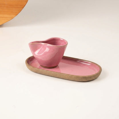 Xícara Andorinha com pires alongado em cerâmica artesanal — tamanho 100ML, argila Cappuccino, esmalte Rosa Barbie