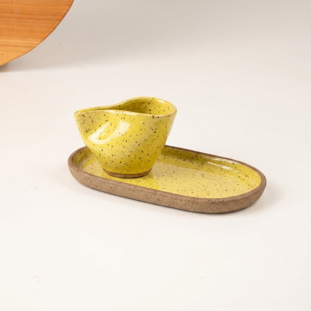 Xícara Andorinha com pires alongado em cerâmica artesanal — tamanho 100ML, argila Flocos, esmalte Amarelo Intenso