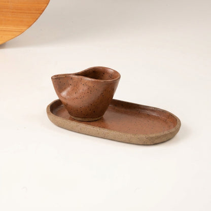 Xícara Andorinha com pires alongado em cerâmica artesanal — tamanho 100ML, argila Flocos, esmalte Sol de Terracota