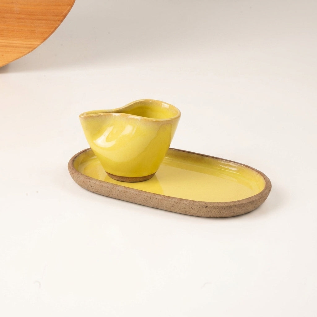 Xícara Andorinha com pires alongado em cerâmica artesanal — tamanho 180ML, argila Cappuccino, esmalte Amarelo Intenso