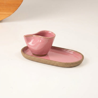 Xícara Andorinha com pires alongado em cerâmica artesanal — tamanho 180ML, argila Cappuccino, esmalte Rosa Barbie