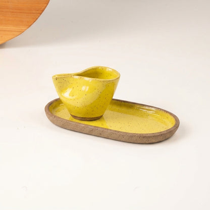 Xícara Andorinha com pires alongado em cerâmica artesanal — tamanho 180ML, argila Flocos, esmalte Amarelo Intenso
