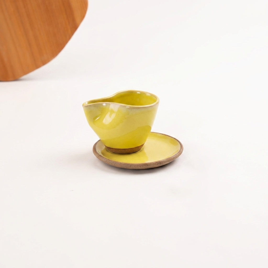 Xícara Andorinha em cerâmica artesanal — tamanho 100ML, argila Cappuccino, esmalte Amarelo Intenso