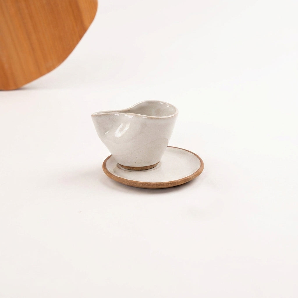Xícara Andorinha em cerâmica artesanal — tamanho 100ML, argila Cappuccino, esmalte Branco AMME