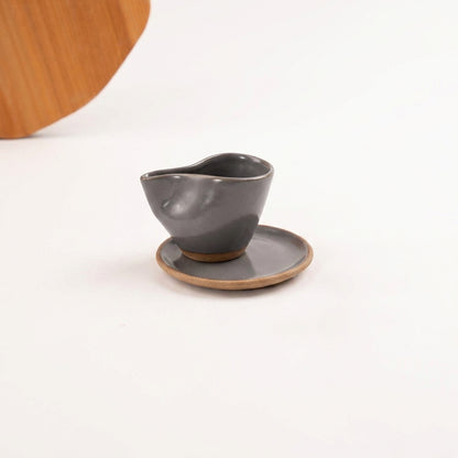 Xícara Andorinha em cerâmica artesanal — tamanho 100ML, argila Cappuccino, esmalte Grafite