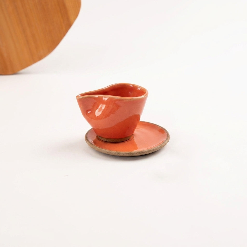 Xícara Andorinha em cerâmica artesanal — tamanho 100ML, argila Cappuccino, esmalte Laranja Intenso