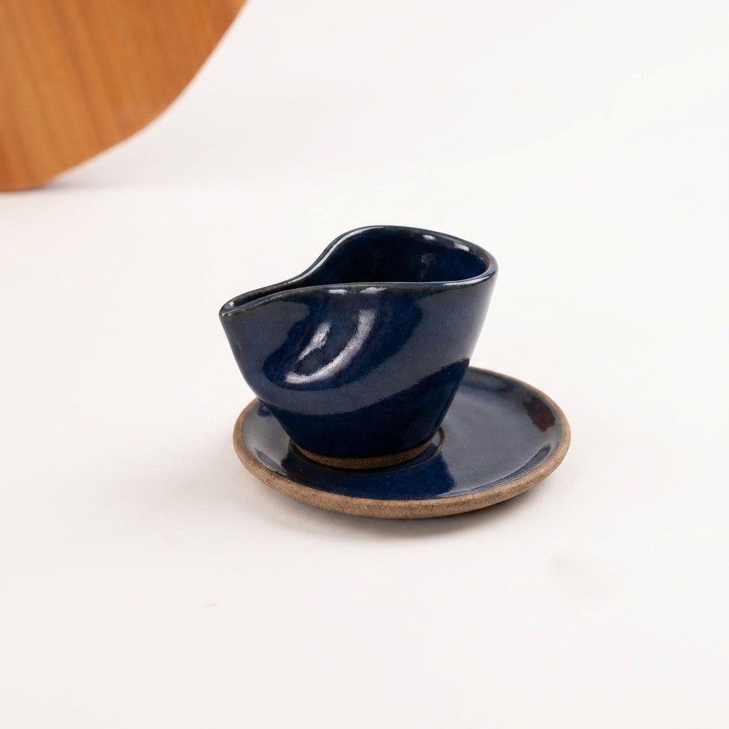 Xícara Andorinha em cerâmica artesanal — tamanho 100ML, argila Cappuccino, esmalte Lazuli