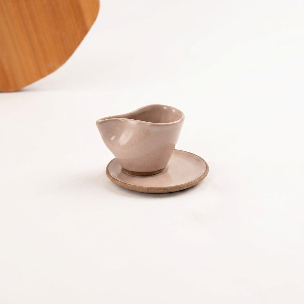 Xícara Andorinha em cerâmica artesanal — tamanho 100ML, argila Cappuccino, esmalte Nude