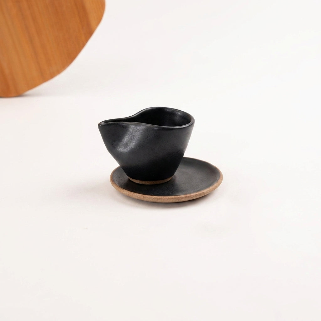 Xícara Andorinha em cerâmica artesanal — tamanho 100ML, argila Cappuccino, esmalte Preto Acetinado