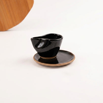 Xícara Andorinha em cerâmica artesanal — tamanho 100ML, argila Cappuccino, esmalte Preto Ébano