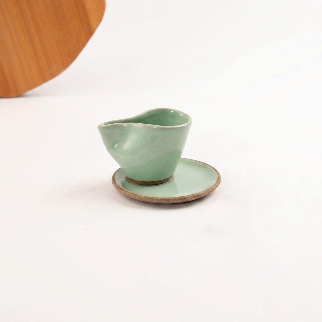 Xícara Andorinha em cerâmica artesanal — tamanho 100ML, argila Cappuccino, esmalte Verde Menta
