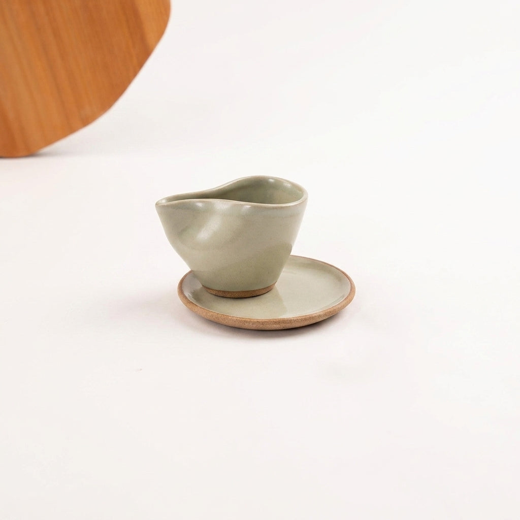 Xícara Andorinha em cerâmica artesanal — tamanho 100ML, argila Cappuccino, esmalte Verde Pompeia