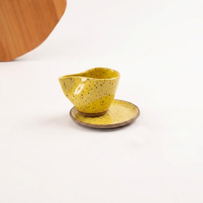 Xícara Andorinha em cerâmica artesanal — tamanho 100ML, argila Flocos, esmalte Amarelo Intenso