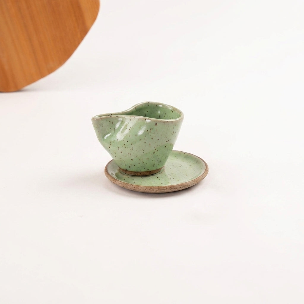 Xícara Andorinha em cerâmica artesanal — tamanho 100ML, argila Flocos, esmalte Verde Menta