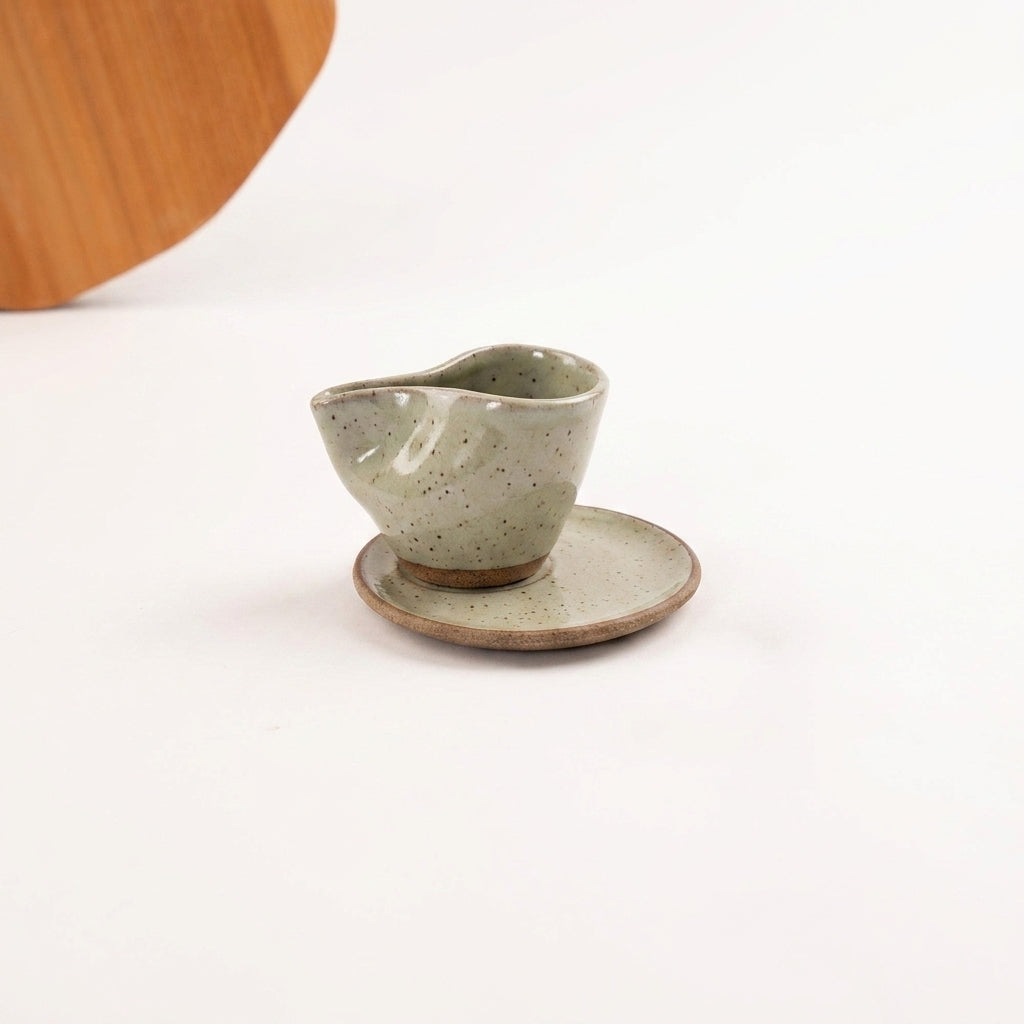 Xícara Andorinha em cerâmica artesanal — tamanho 100ML, argila Flocos, esmalte Verde Pompeia