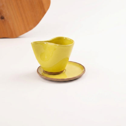 Xícara Andorinha em cerâmica artesanal — tamanho 180ML, argila Cappuccino, esmalte Amarelo Intenso