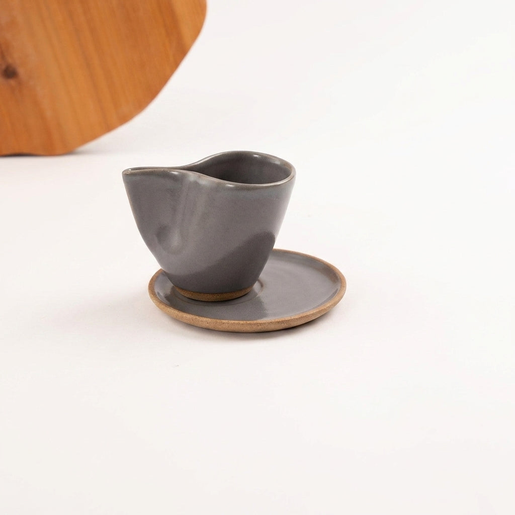 Xícara Andorinha em cerâmica artesanal — tamanho 180ML, argila Cappuccino, esmalte Grafite