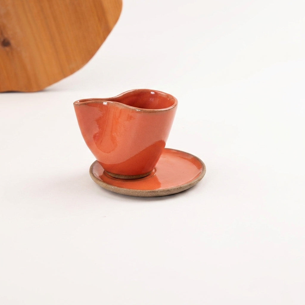 Xícara Andorinha em cerâmica artesanal — tamanho 180ML, argila Cappuccino, esmalte Laranja Intenso