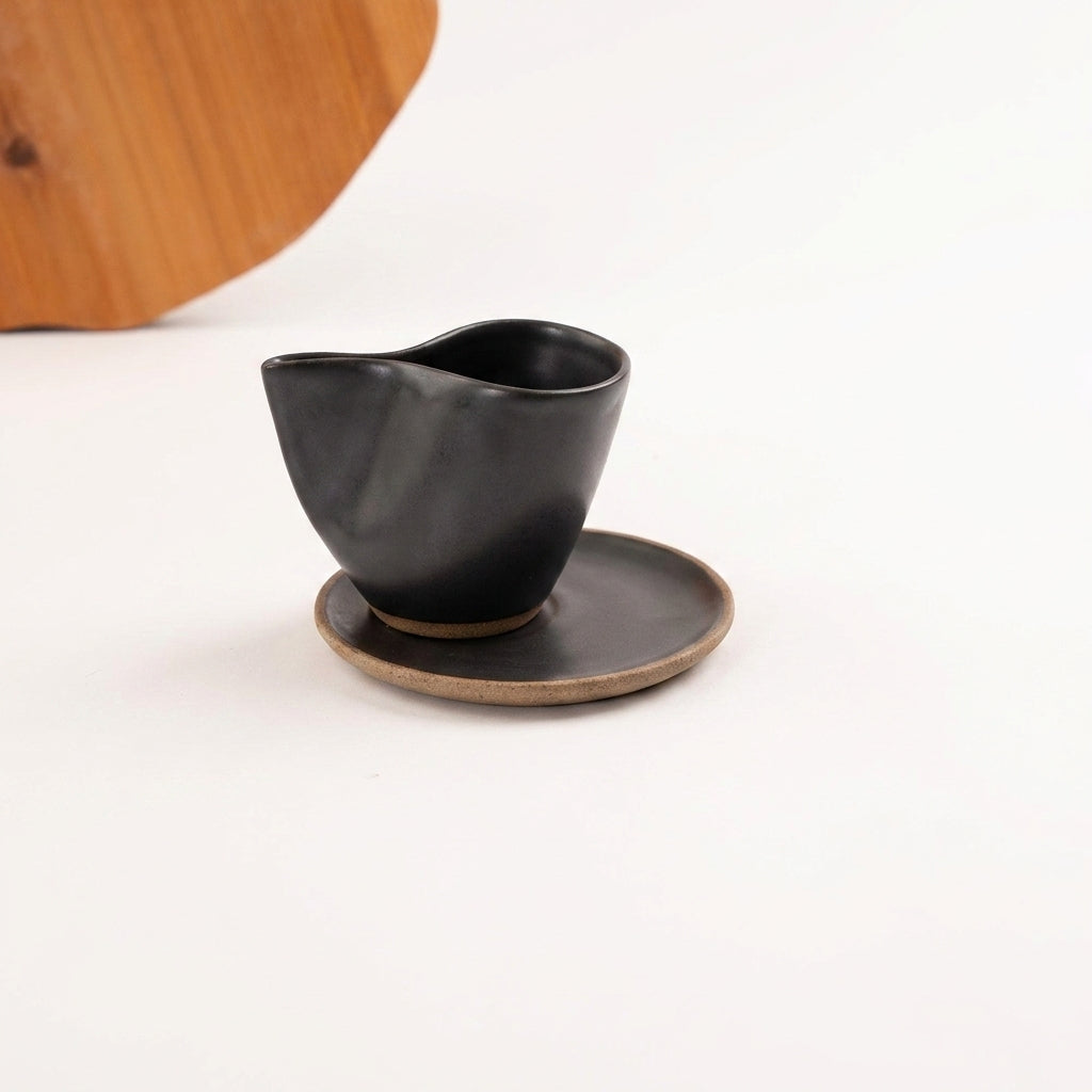 Xícara Andorinha em cerâmica artesanal — tamanho 180ML, argila Cappuccino, esmalte Preto Acetinado