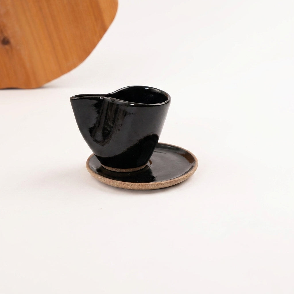 Xícara Andorinha em cerâmica artesanal — tamanho 180ML, argila Cappuccino, esmalte Preto Ébano