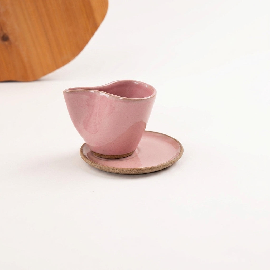 Xícara Andorinha em cerâmica artesanal — tamanho 180ML, argila Cappuccino, esmalte Rosa Barbie