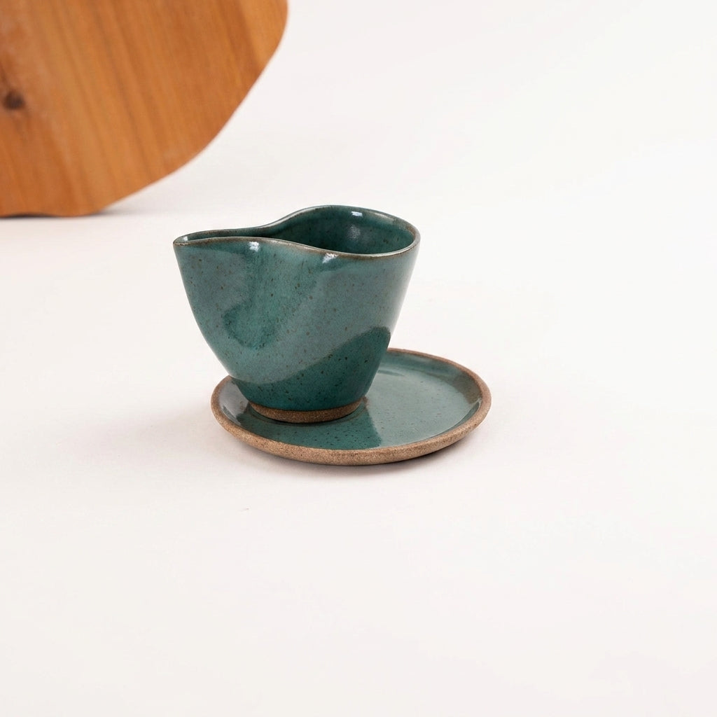 Xícara Andorinha em cerâmica artesanal — tamanho 180ML, argila Cappuccino, esmalte Verde Exército