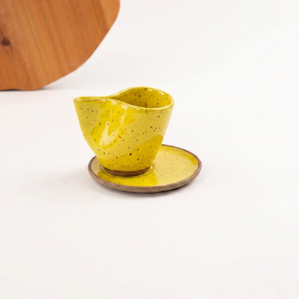 Xícara Andorinha em cerâmica artesanal — tamanho 180ML, argila Flocos, esmalte Amarelo Intenso