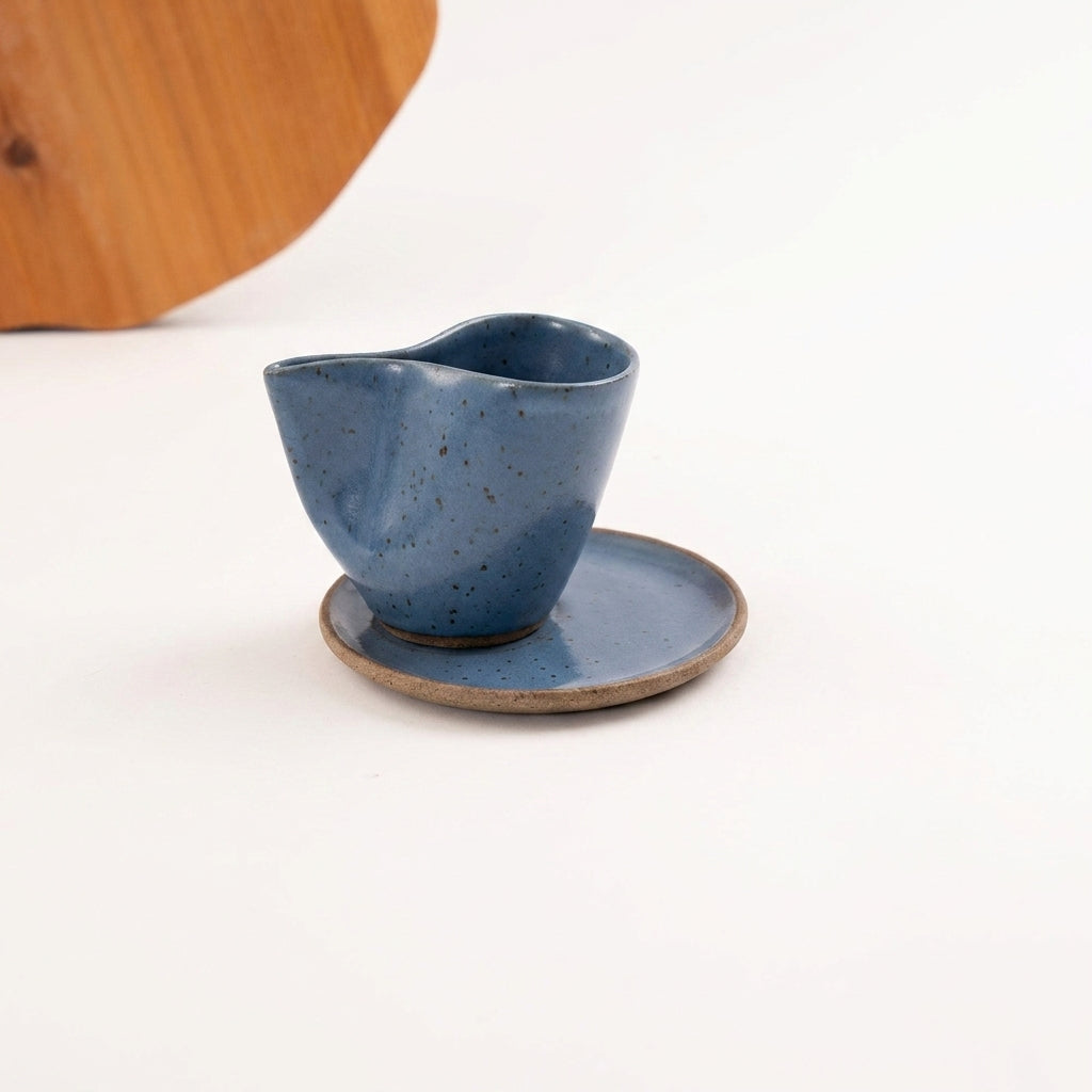 Xícara Andorinha em cerâmica artesanal — tamanho 180ML, argila Flocos, esmalte Azul Safira