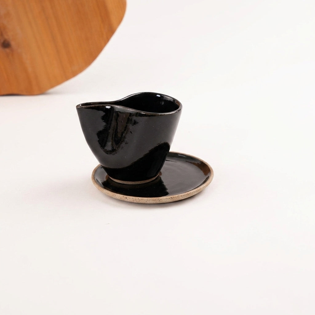 Xícara Andorinha em cerâmica artesanal — tamanho 180ML, argila Flocos, esmalte Preto Ébano