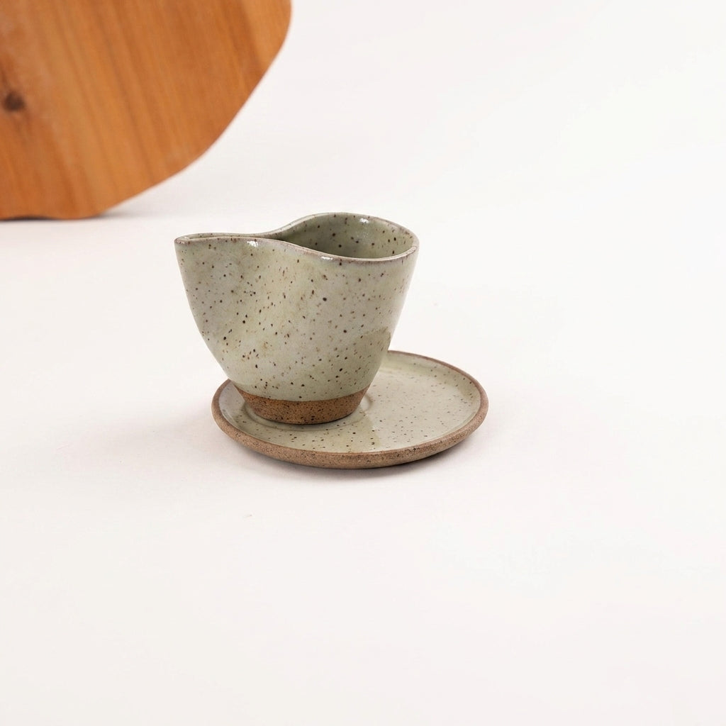 Xícara Andorinha em cerâmica artesanal — tamanho 180ML, argila Flocos, esmalte Verde Pompeia