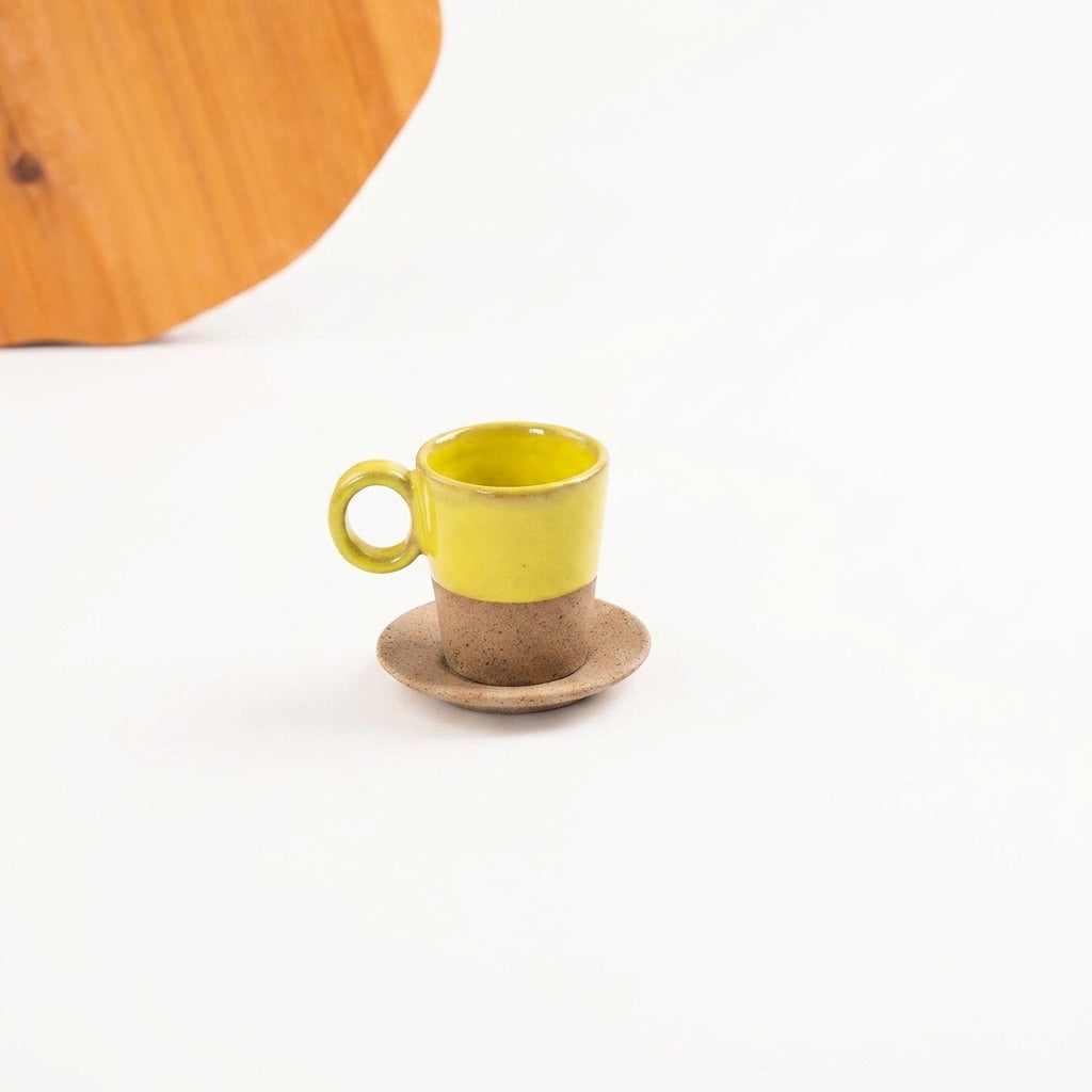 Xícara Barista em cerâmica artesanal — tamanho 100ML, argila Cappuccino, esmalte Amarelo Intenso