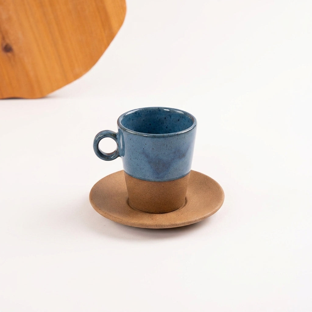 Xícara Barista em cerâmica artesanal — tamanho 100ML, argila Cappuccino, esmalte Azul Safira