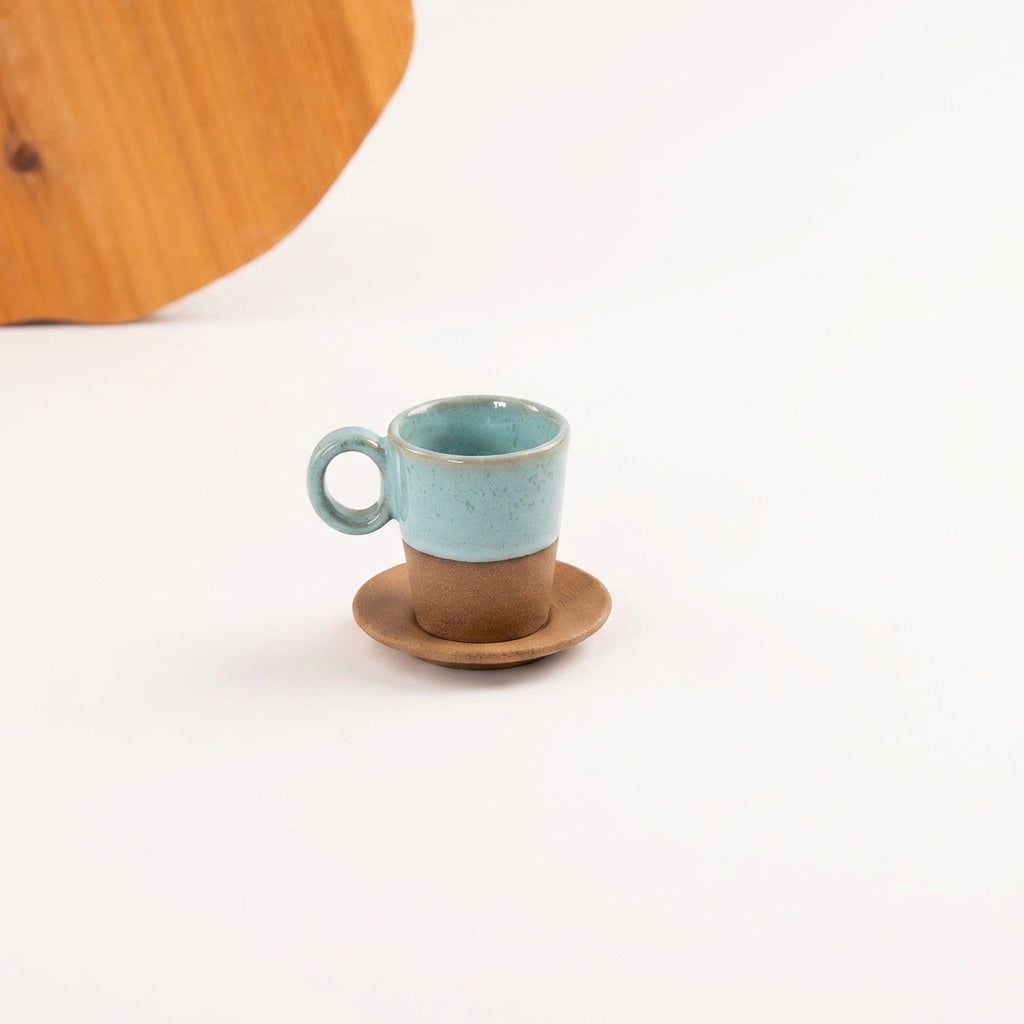 Xícara Barista em cerâmica artesanal — tamanho 100ML, argila Cappuccino, esmalte Jujuba