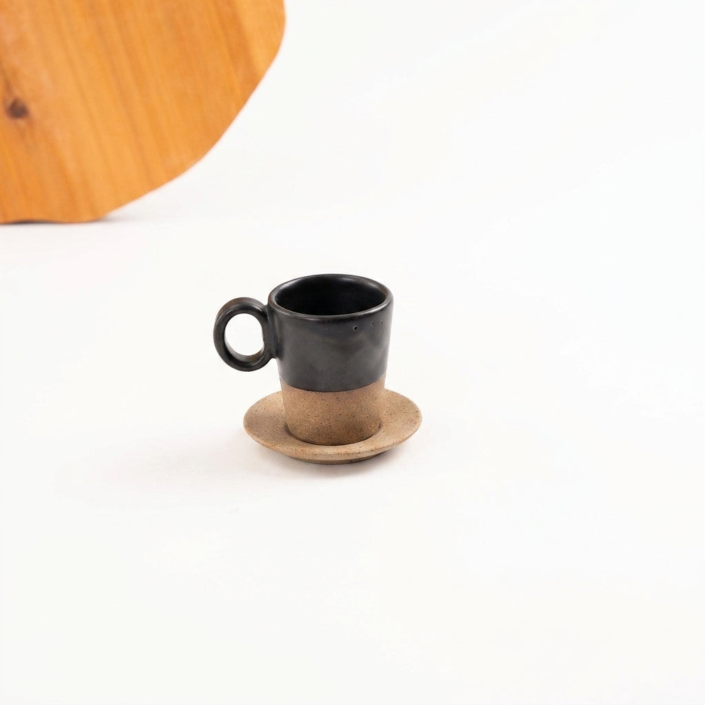 Xícara Barista em cerâmica artesanal — tamanho 100ML, argila Cappuccino, esmalte Preto Acetinado