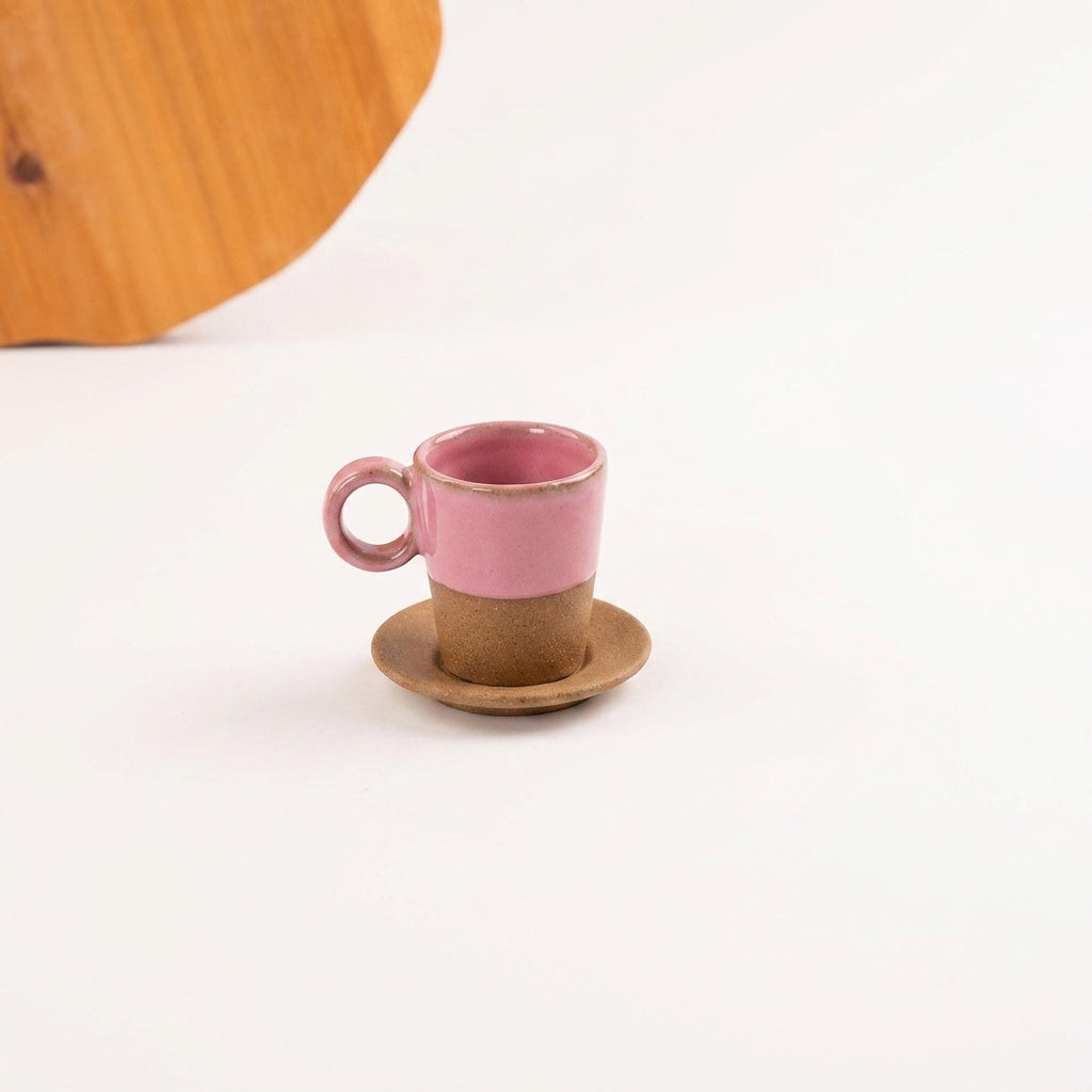Xícara Barista em cerâmica artesanal — tamanho 100ML, argila Cappuccino, esmalte Rosa Barbie