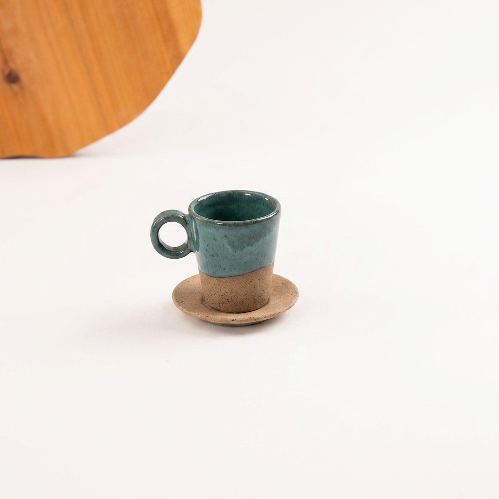 Xícara Barista em cerâmica artesanal — tamanho 100ML, argila Cappuccino, esmalte Verde Exército