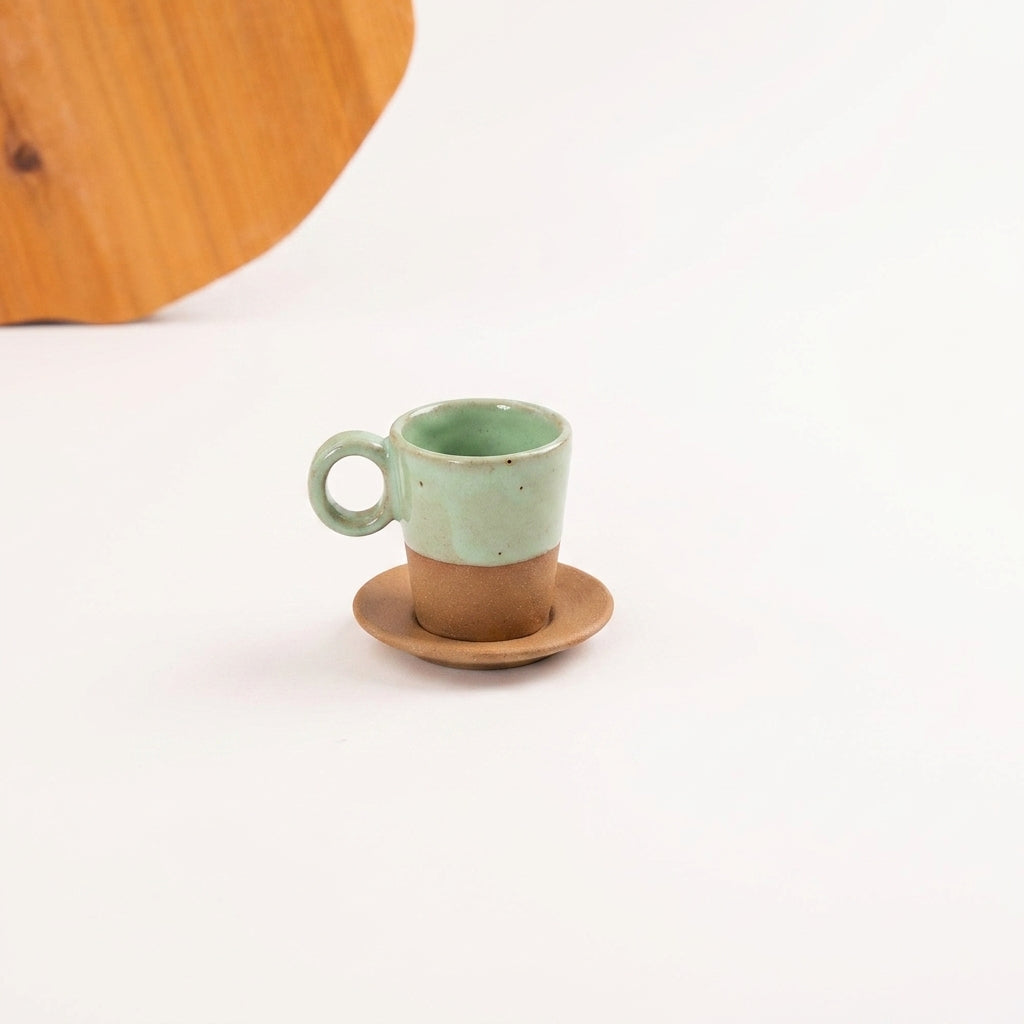 Xícara Barista em cerâmica artesanal — tamanho 100ML, argila Cappuccino, esmalte Verde Menta