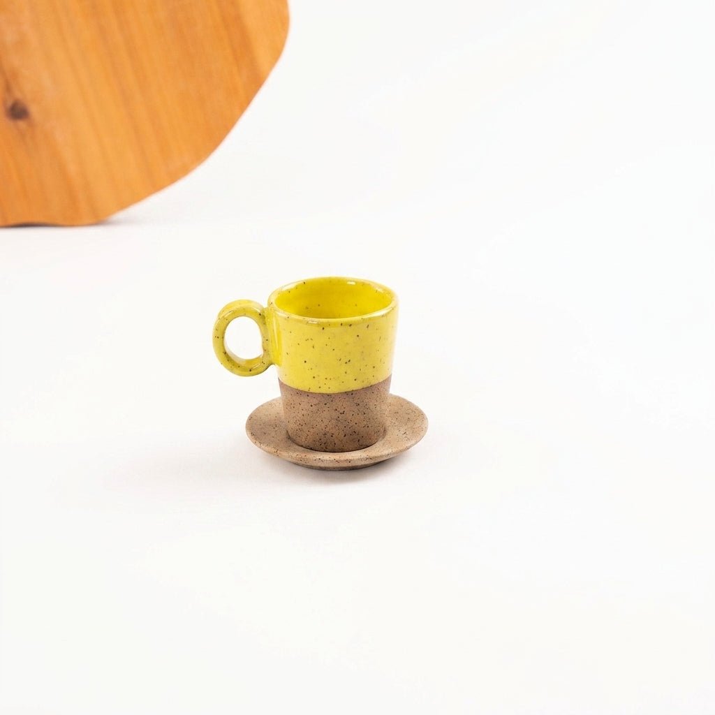 Xícara Barista em cerâmica artesanal — tamanho 100ML, argila Flocos, esmalte Amarelo Intenso