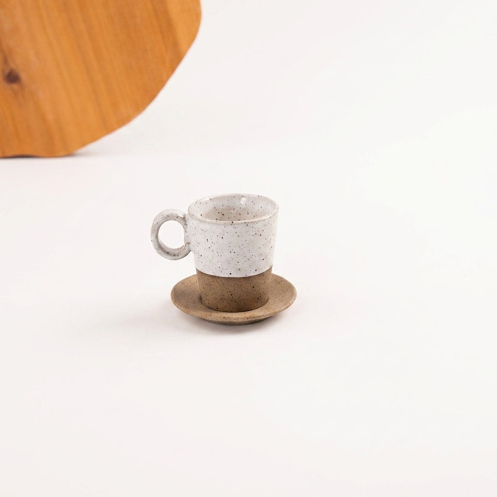 Xícara Barista em cerâmica artesanal — tamanho 100ML, argila Flocos, esmalte Branco AMME