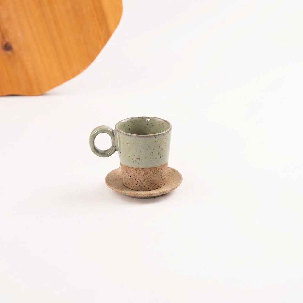 Xícara Barista em cerâmica artesanal — tamanho 100ML, argila Flocos, esmalte Verde Pompeia