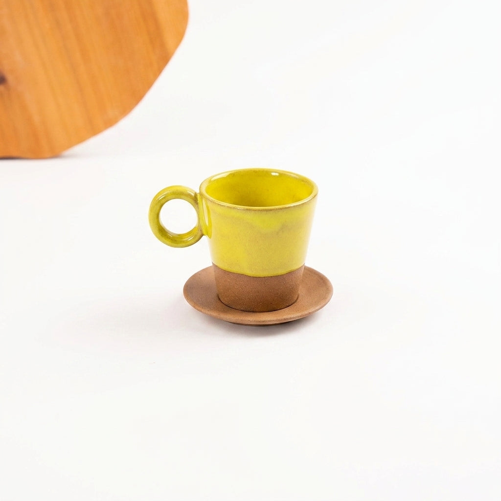 Xícara Barista em cerâmica artesanal — tamanho 180ML, argila Cappuccino, esmalte Amarelo Intenso