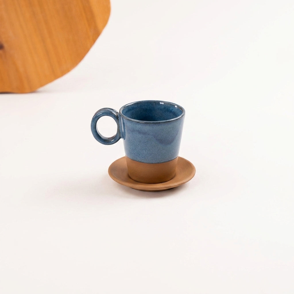 Xícara Barista em cerâmica artesanal — tamanho 180ML, argila Cappuccino, esmalte Azul Safira